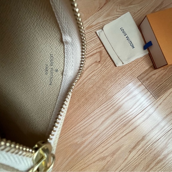 $3️⃣9️⃣5️⃣ Louis Vuitton Key Cle Damier Azur - Picture 5 of 5